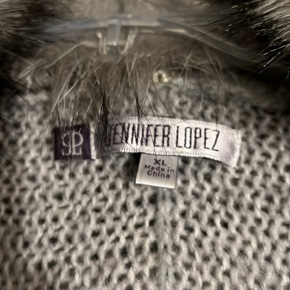 Jennifer Lopez sweater - Picture 3 of 7